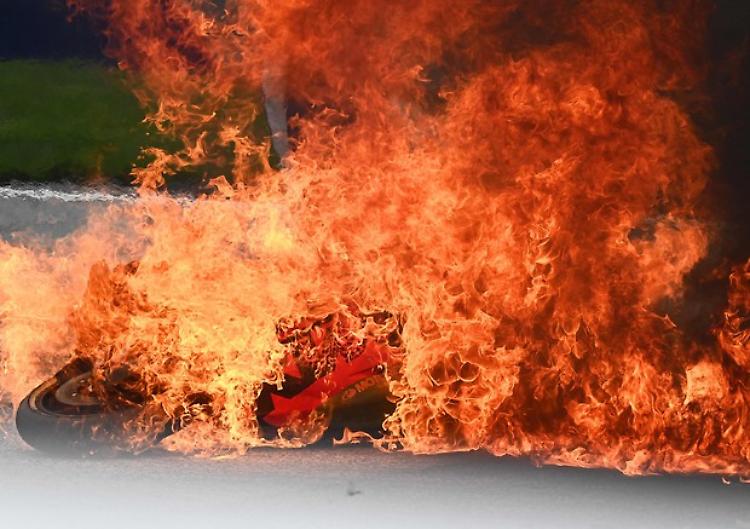 Incidente e incendio in pista: stop alla gara di MotoGp