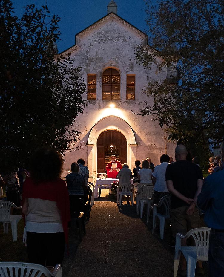Chiesa ko dopo il nubifragio: messa patronale all’aperto