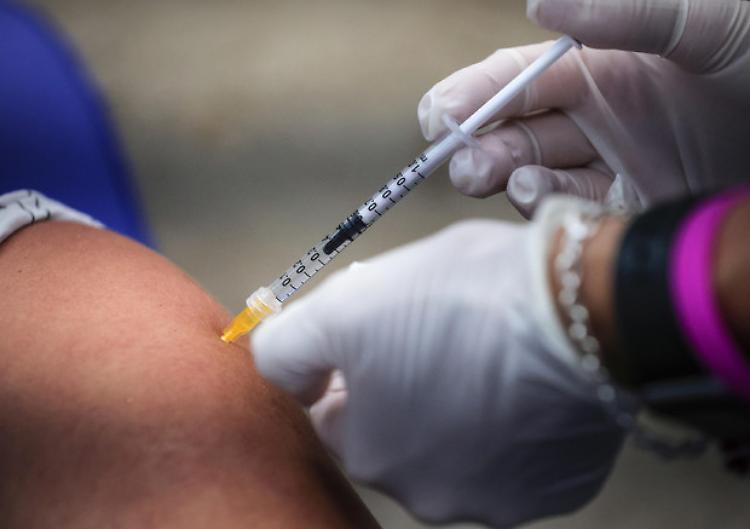 Vaccini senza prenotazioni ai 12-18enni dal 16 agosto