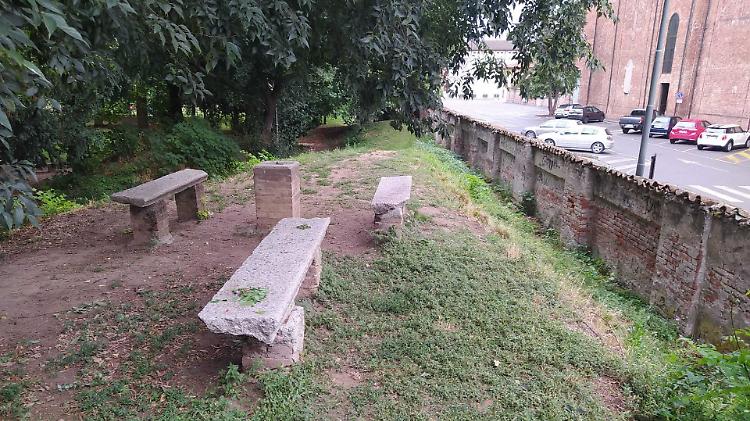 Baby vandali a Villa Barni della Scala: distrutti tavoli e panchine