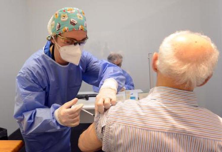 ATS Val Padana: «Pfizer e Moderna anche per gli ultrasessantenni»