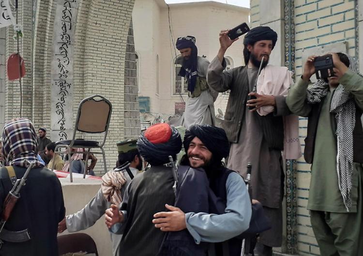 Kabul si arrende ai talebani. 'Rinasce l'Emirato islamico'