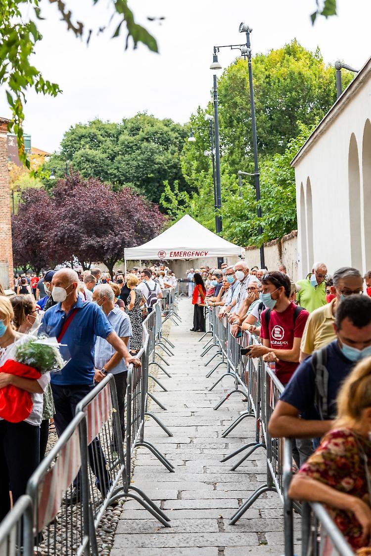Gino Strada, già 5.500 persone per l'ultimo saluto al medico