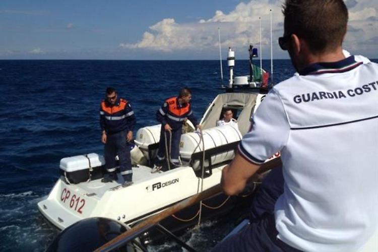 Passeggino cade nel porto di Rimini, bimba salvata dalla Guardia costiera