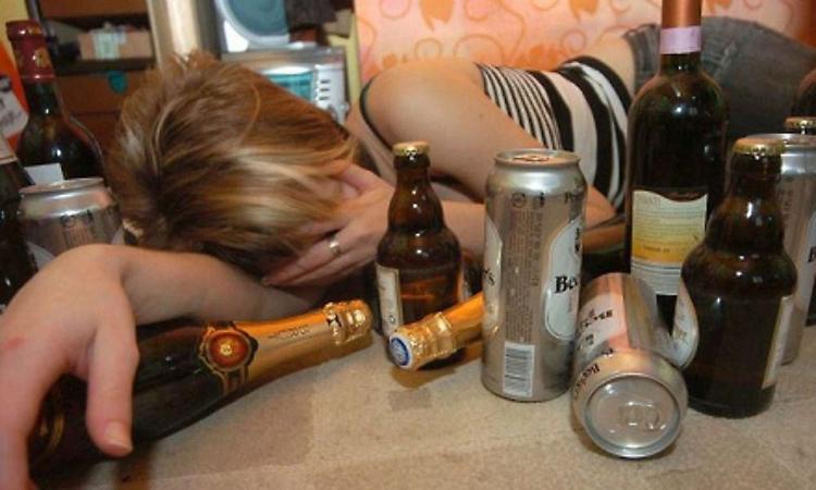 Alcol, sempre più ragazze finiscono in ospedale