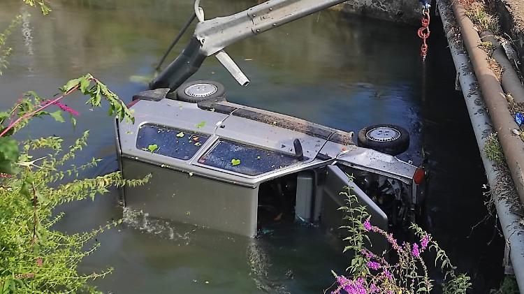 Vola nella roggia con l'auto: miracolosamente illeso