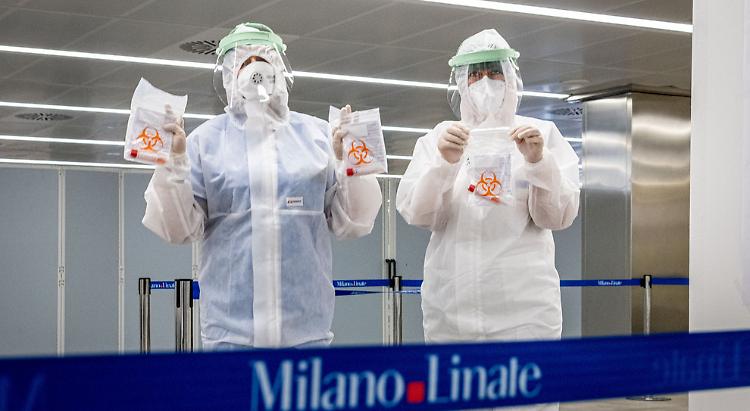 Tamponi gratuiti negli aeroporti per chi torna da Sicilia e Sardegna