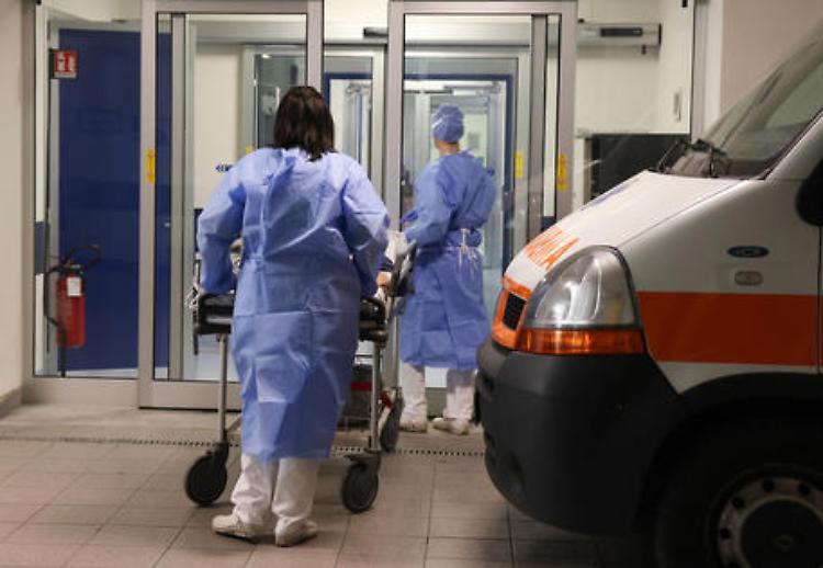 Donna incinta folgorata nella doccia: bimbo nasce prematuro