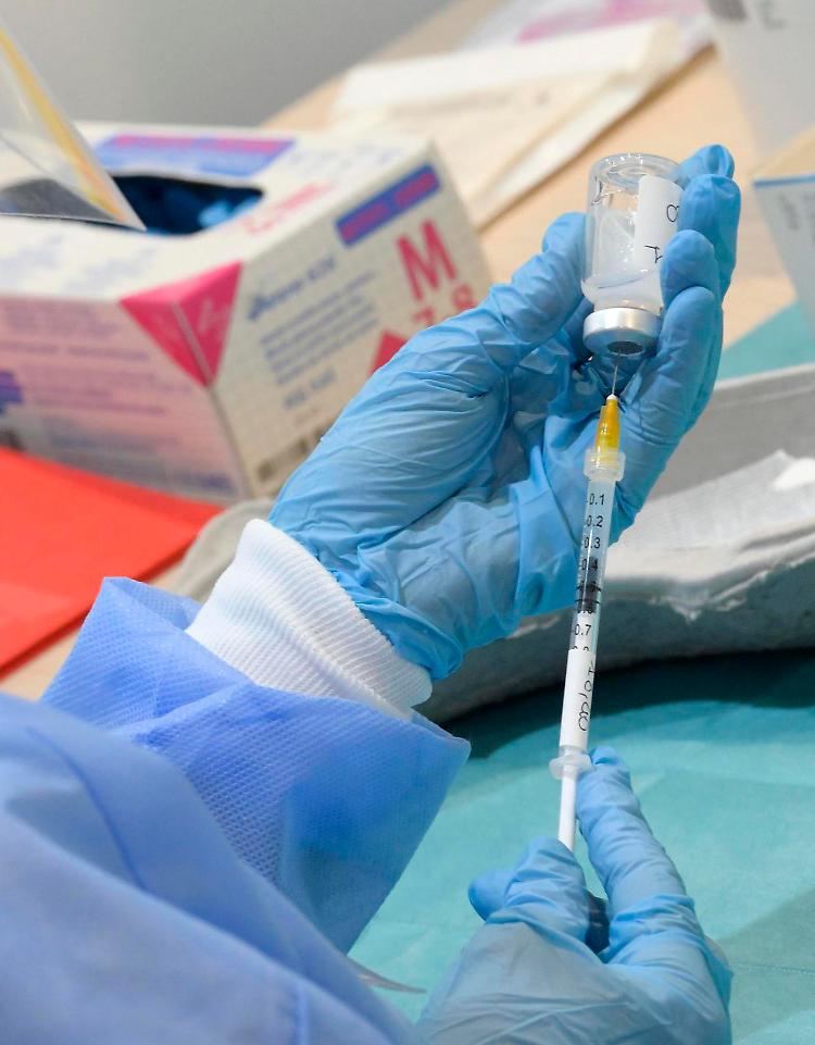 Il Covid fa meno male: più contagi ma ricoveri giù