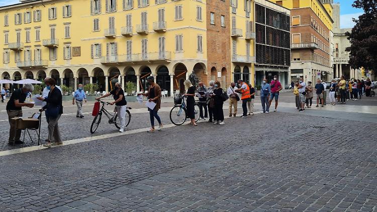 Tariffa puntuale, ancora code. E a distribuire i sacchi c'è l'assessore