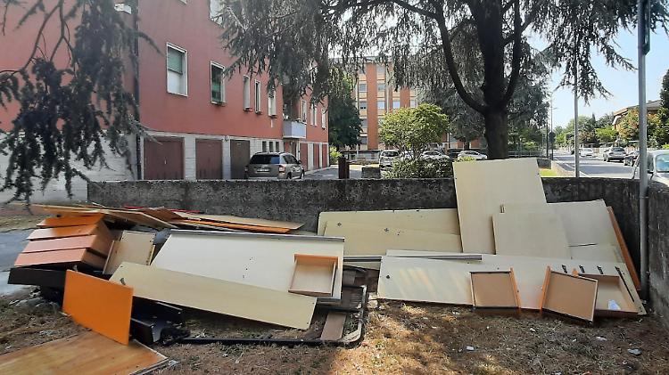 Si allarga la discarica selvaggia di via Magnasco