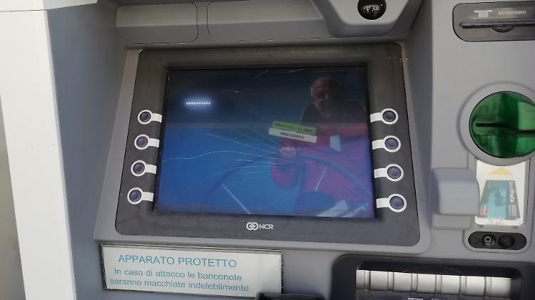Assalto al Postamat a colpi di mazza
