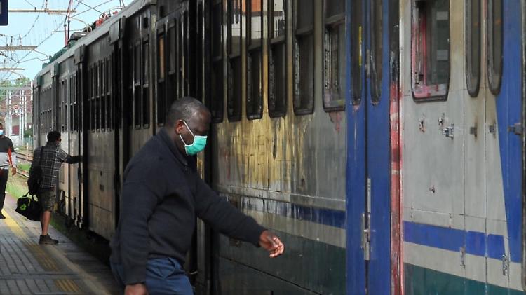 Crema-Milano, i pendolari arrivano alla stazione 'sbagliata'