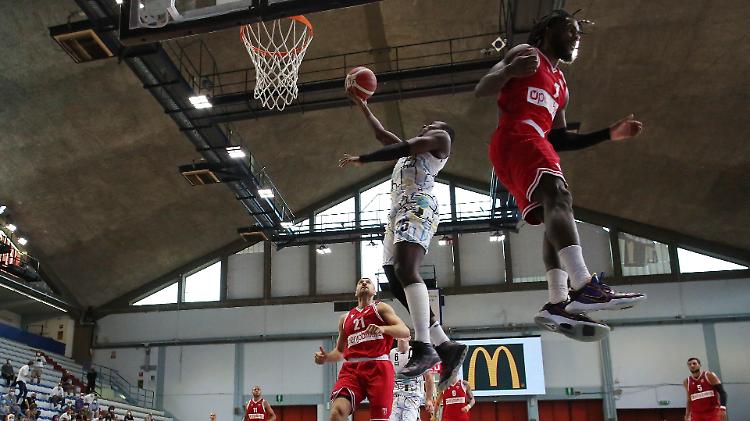 Vanoli, buona la seconda: Varese sconfitta 80-70