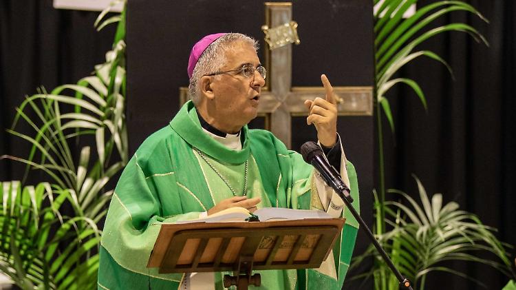 No vax, il vescovo Napolioni: «Quei 'no' pesano, ma non giudichiamo»
