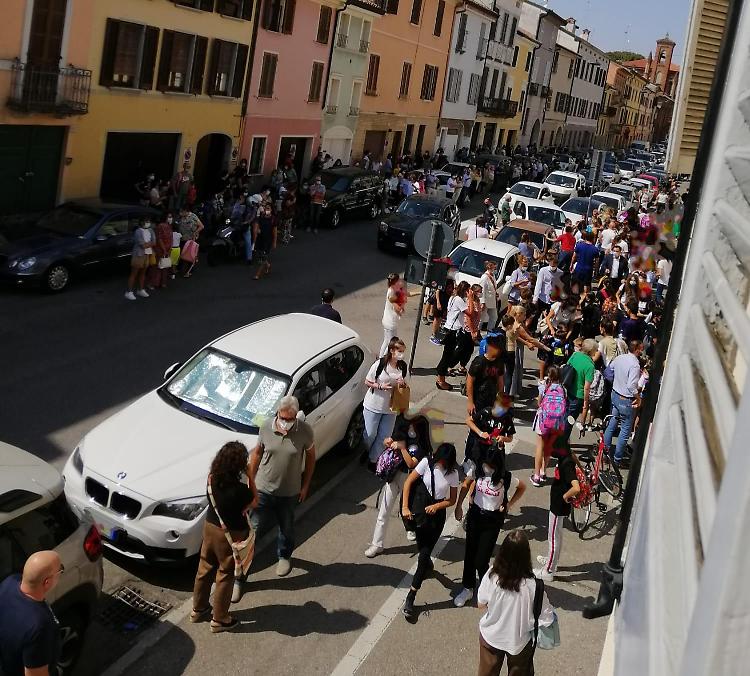 Scuole riaperte, in via XI Febbraio è di nuovo caos traffico