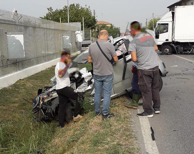Scontro frontale tra auto e camion, ferito il giovane conducente dell'utilitaria