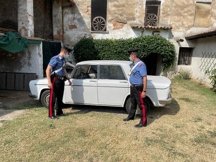 Furto di un'auto d'epoca: due denunciati
