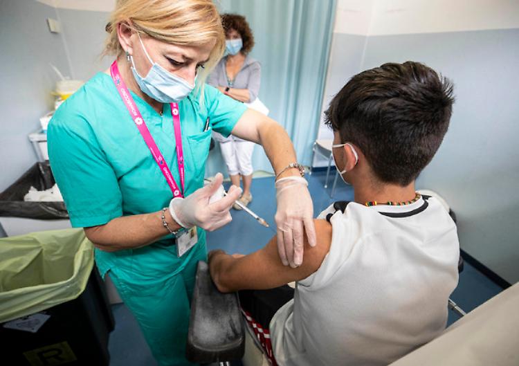 Vaccino agli adolescenti, prorogato l'accesso senza prenotazioni