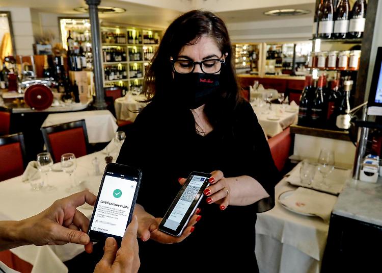 Green pass, sindacati uniti: «Obbligo per legge subito»