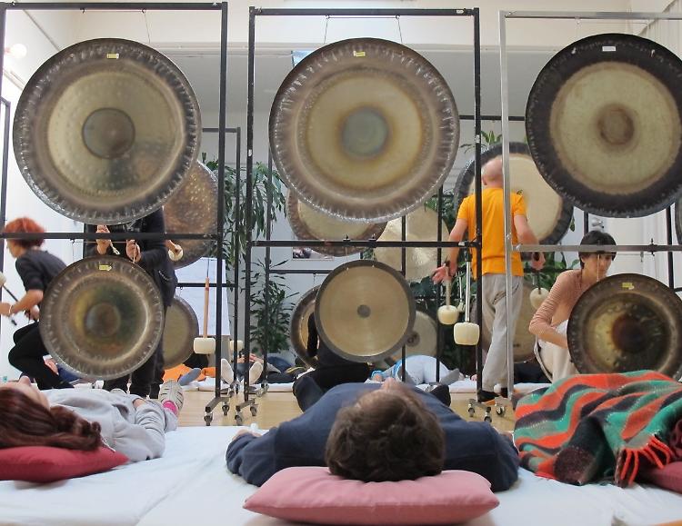 Yoga, relax e bagni di gong. Arriva la «Maratona» olistica sul Po