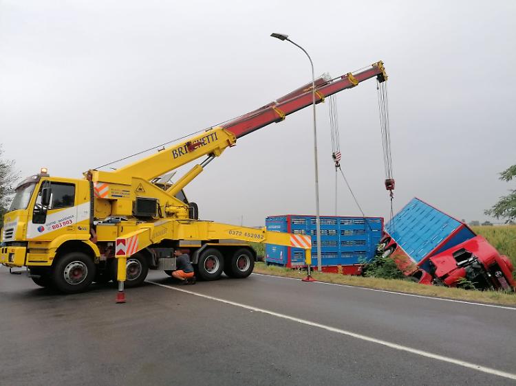 Isola Dovarese, incidente auto-tir: due feriti