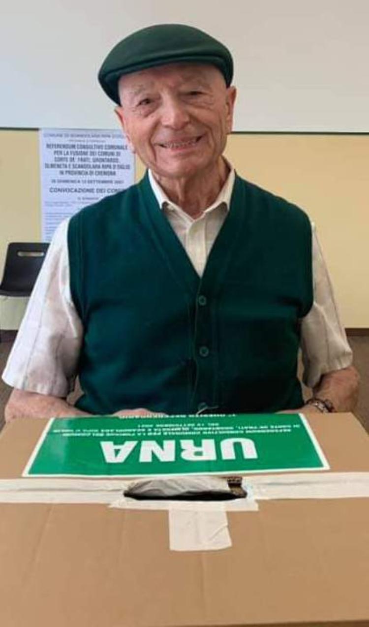 Mattarozzi, a 101 anni in camicia e gilet per votare