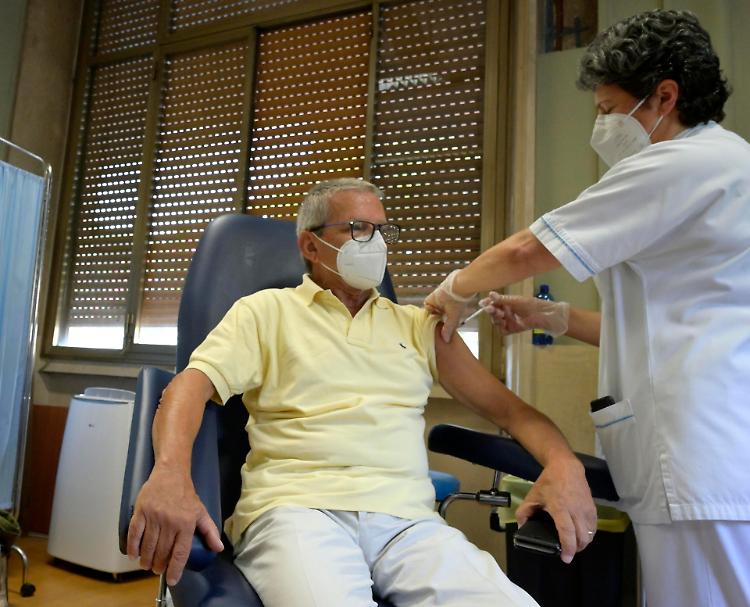 Oggi al via le terze dosi, Crema è in prima linea
