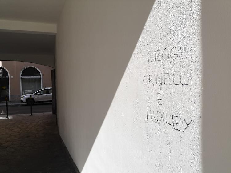 Via Monti, già imbrattato il muro appena ripulito