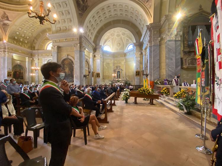 Due grandi ali sul sagrato per l'ultimo saluto a Davide Viola
