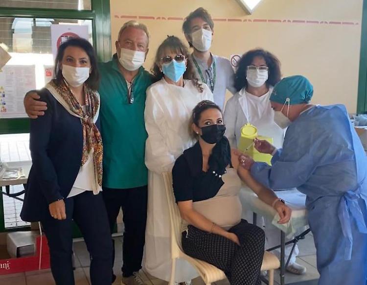 Incinta di 8 mesi e vaccinata: la scelta di Gabriella