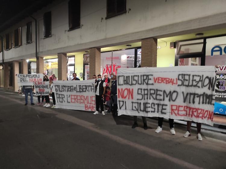 Bar chiuso alle 21, a Monte Cremasco la protesta di titolari e avventori