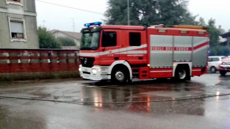 Blackout e rami caduti: in azione i vigili del fuoco