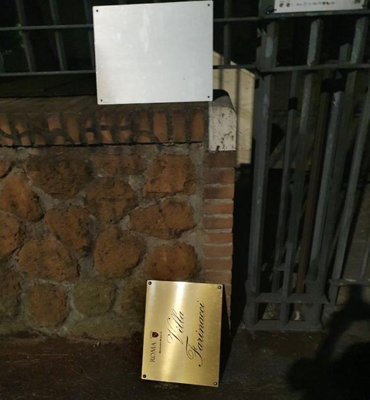 Farinacci, lo scrittore Raimo rimuove la targa sul palazzo