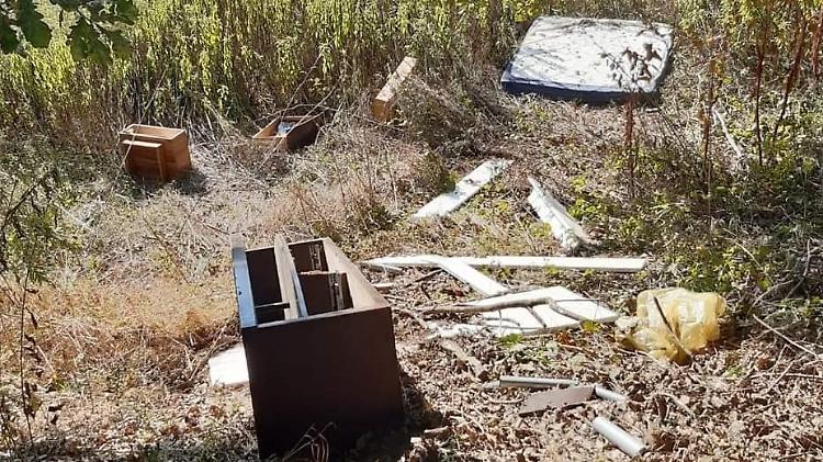 Stagno Lombardo, un'intera camera da letto gettata in strada