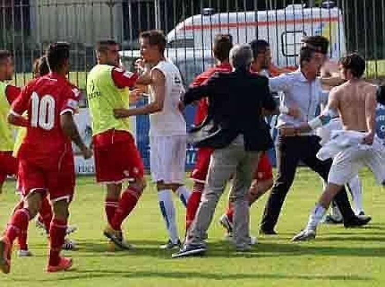 Violenza, ceffone al dirigente: gara sospesa