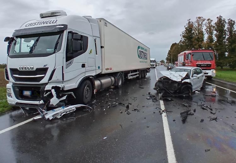 Paura a Castelleone, scontro frontale tra auto e camion. Strada chiusa