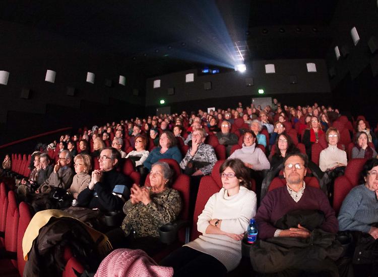 Anche al cinema tutti i posti sono occupabili: «Spazio sicuro e pieno di vita»