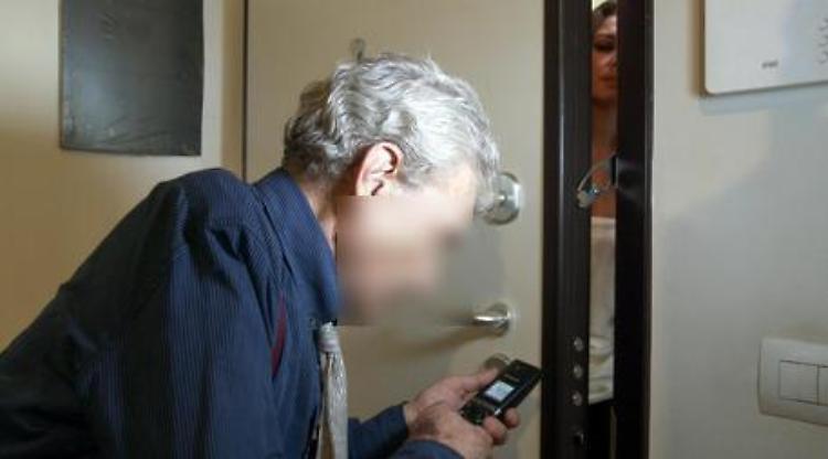 Anziano truffato in casa: via i gioielli dalla cassaforte