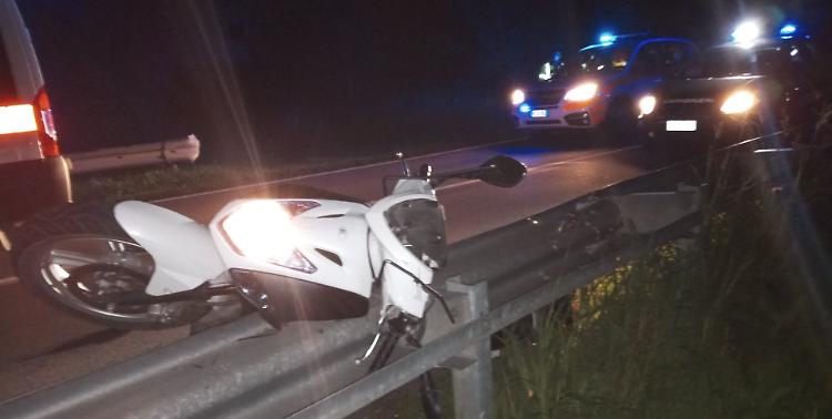 Rotonda al buio, 55enne in scooter muore nello schianto con il guardrail