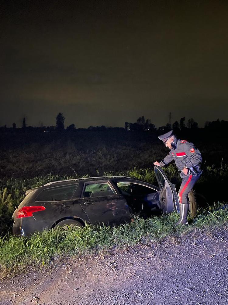 Non si fermano all'alt dei carabinieri, fuga e auto nel fosso