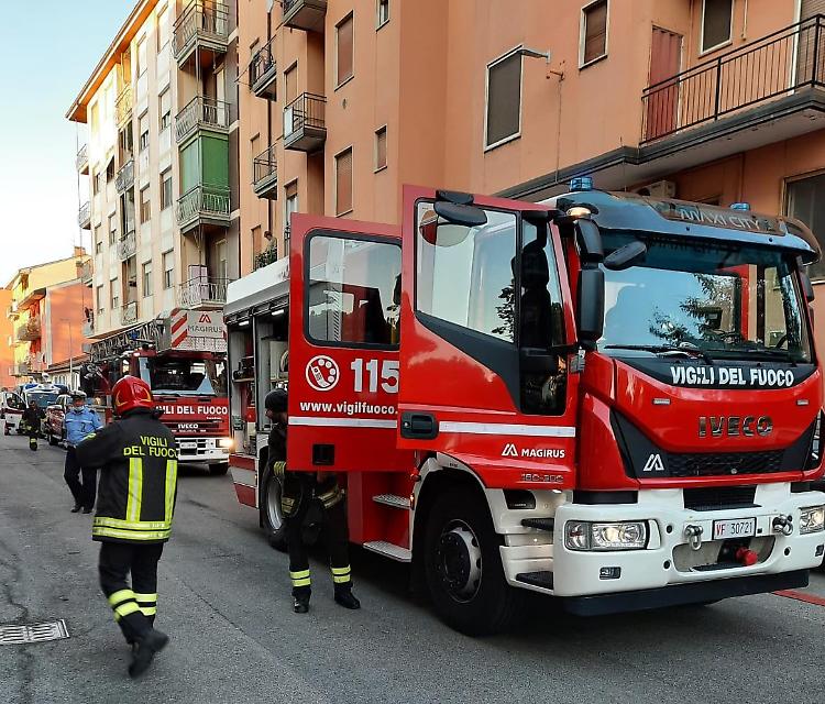 Incendio nell'ascensore, 4 inquilini intossicati