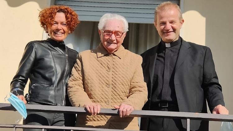 Torta, fiori e messa in cortile per i 100 anni di Giovanna Barbazza