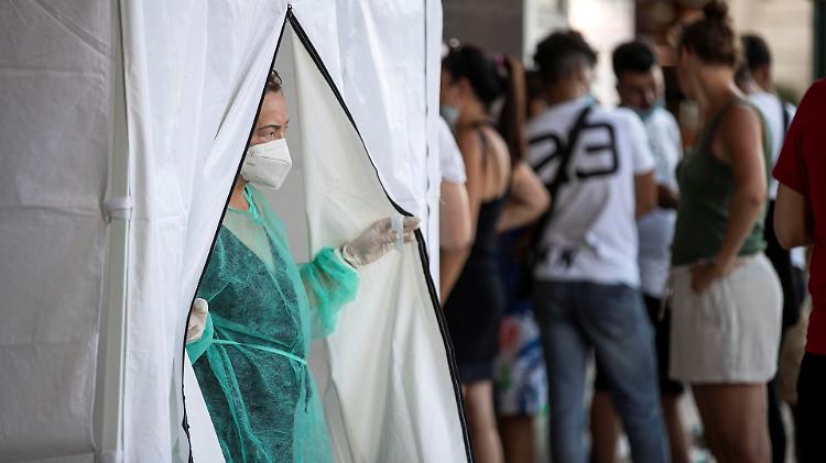 Green pass: "Impossibile garantire 40 mila tamponi a settimana"