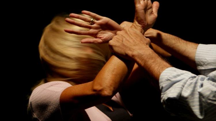  Nove anni di maltrattamenti: «Mio marito mi ha violentata»