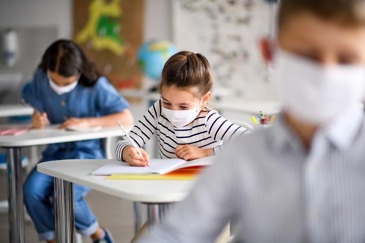 Genitori No-Vax diffidano le scuole: presidi preoccupati