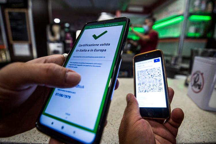 Green pass, scattano le nuove regole: al lavoro tra dubbi e incertezze