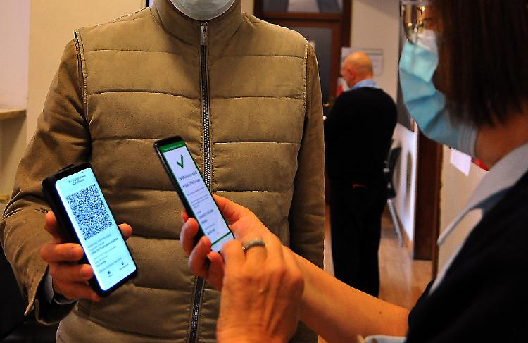 Green pass, primo giorno senza intoppi nelle aziende e negli uffici pubblici