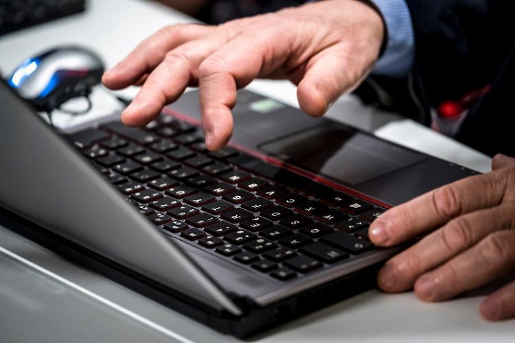 Truffa online, risponde a un'inserzione e versa 570 euro per un cellulare fantasma
