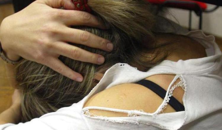 Picchia la moglie davanti ai figli,  allontanato da casa
